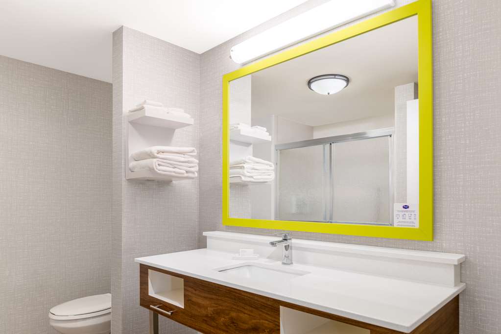 Guest room bath