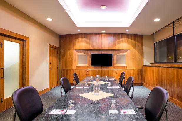 Images Holiday Inn & Suites Pittsfield-Berkshires by IHG