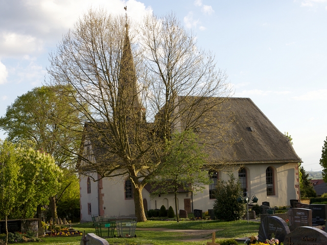 Inmitten des Friedhofs – etwas abseits vom alten Dorfkern – liegt die erstmals 1192 erwähnte Rendeler Kirche Alte Chroniken erwähnen, dass damals ein Priester an der Kapelle zu "Rendela" amtierte. 1358 übereignet Heinrich, Herr zu Isenburg und Büdingen, d