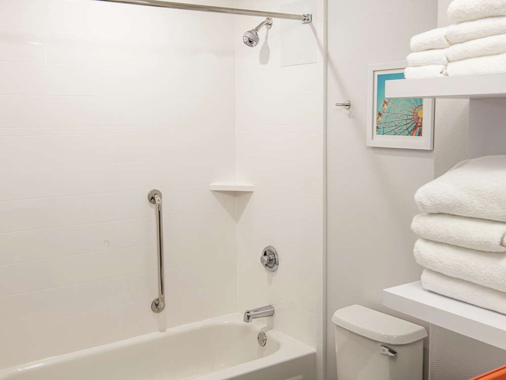 Guest room bath