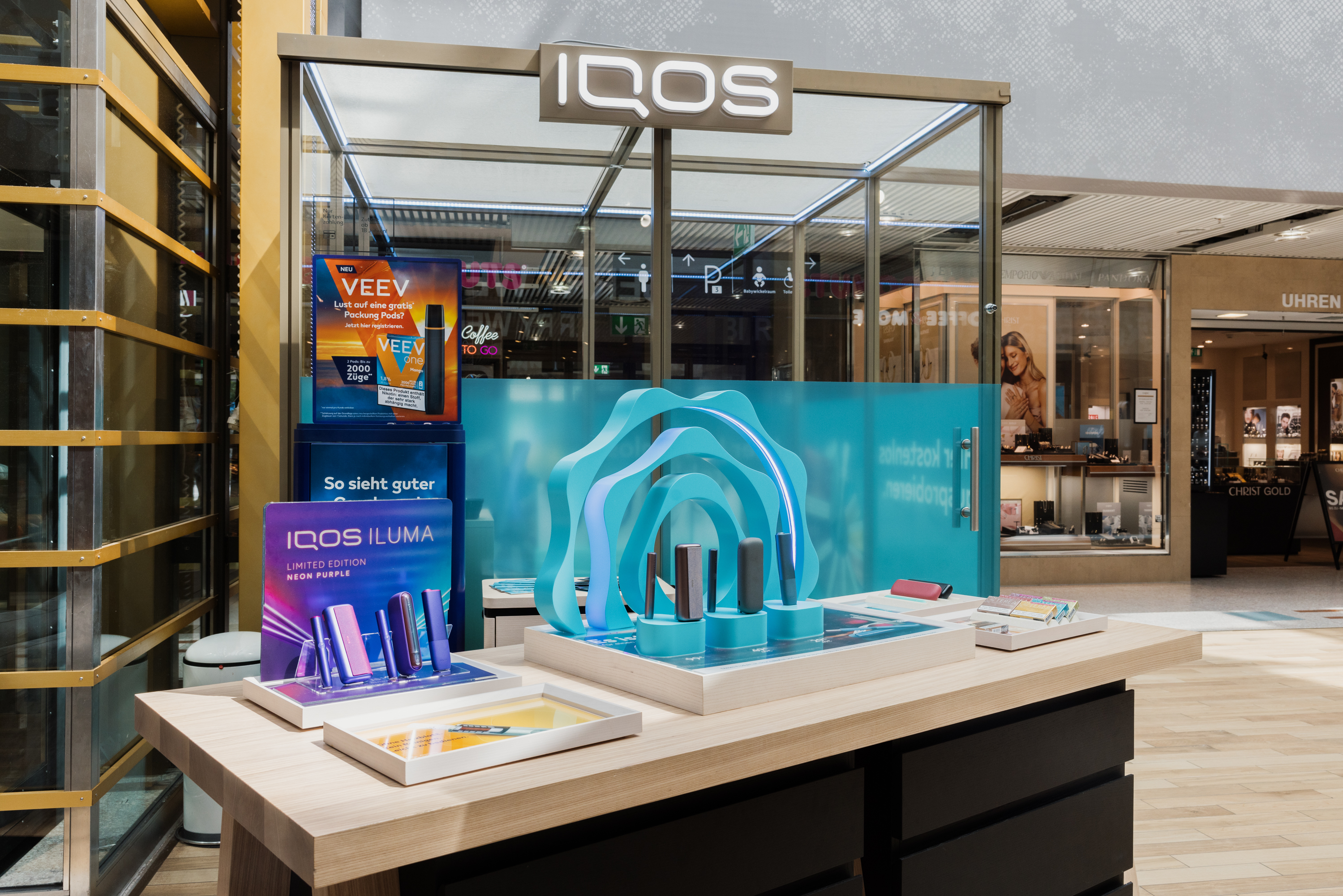 Kundenbild groß 2 IQOS Shop-in-Shop