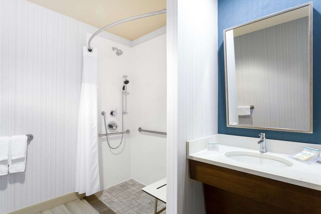 Guest room bath