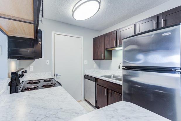 Images The Lakes of Schaumburg Apartment Homes