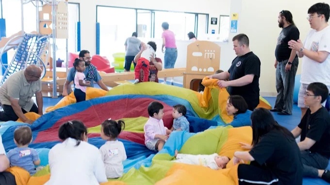 Every step, climb, and balancing attempt helps your child understand what their growing body can do. Our childhood development classes in Fullerton make skill-building exciting through age-appropriate challenges and hands-on play.
