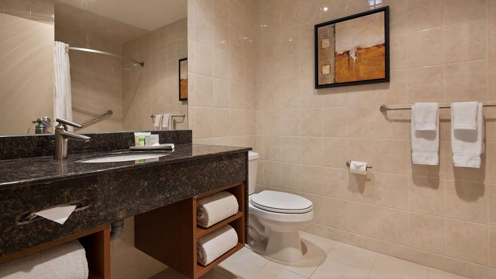 Bathroom - Suite 2 Queen Beds with Sofa Bed and Kitchenette Best Western Plus Orangeville Inn & Suites Orangeville (519)941-3311