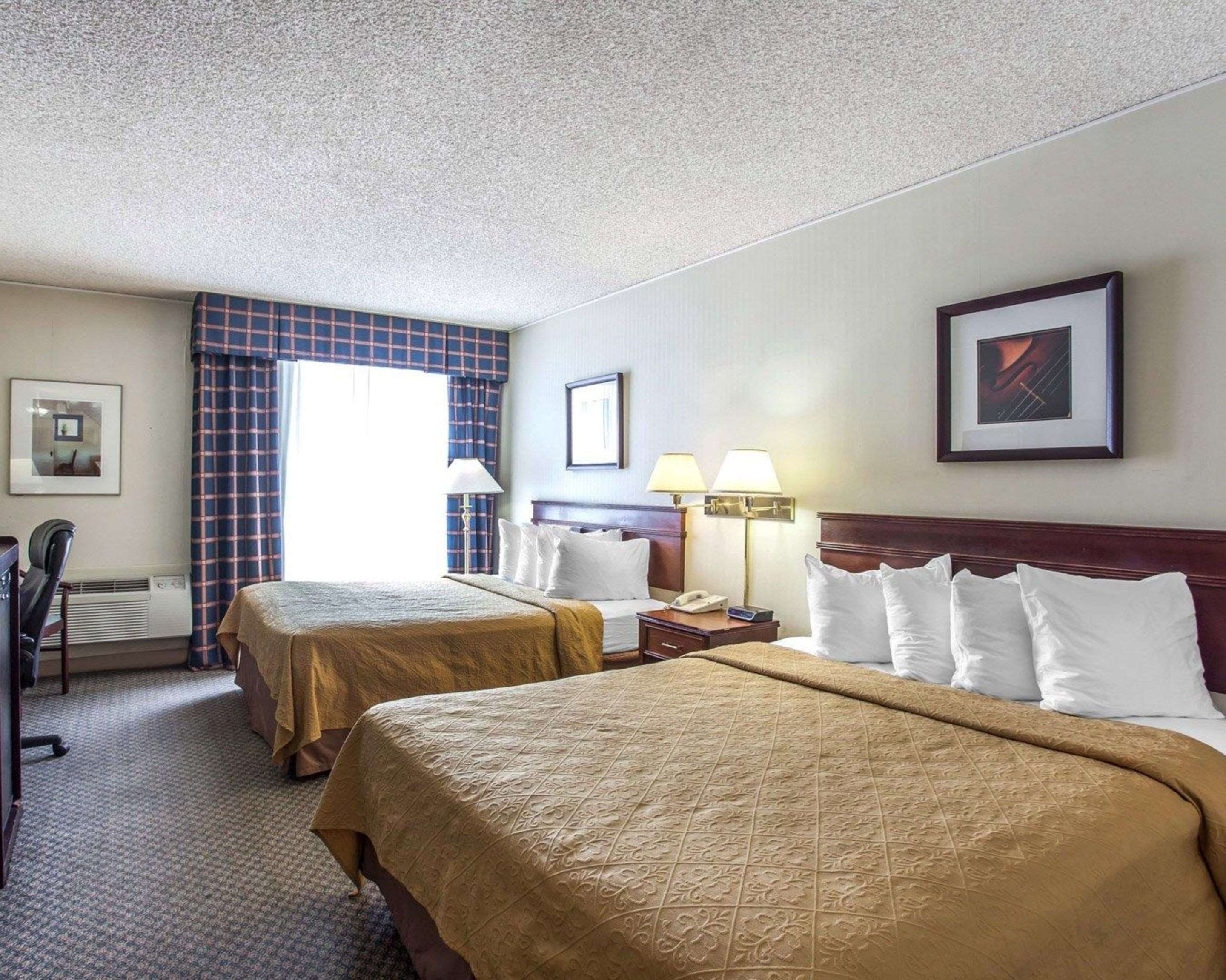 Guest room with queen beds