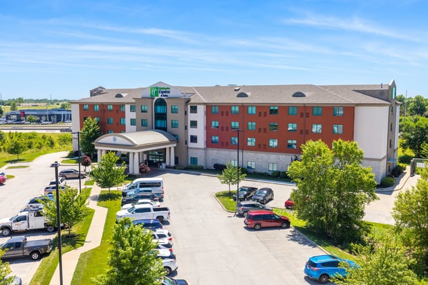 Images Holiday Inn Express & Suites Kansas City Airport by IHG