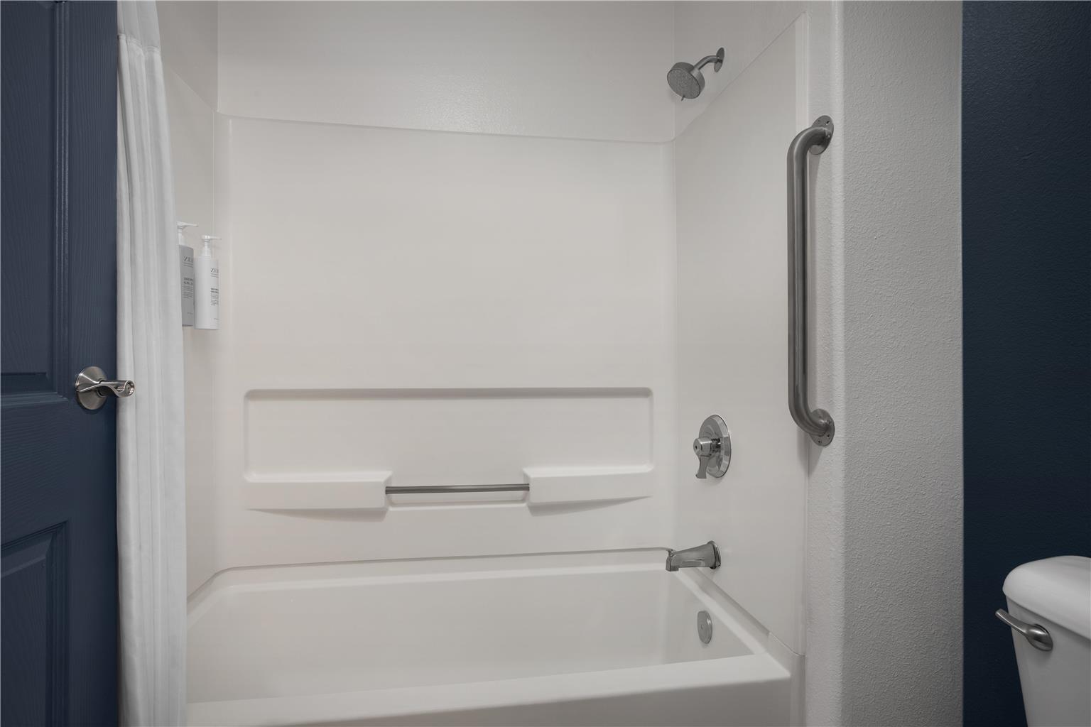 Guest room bath