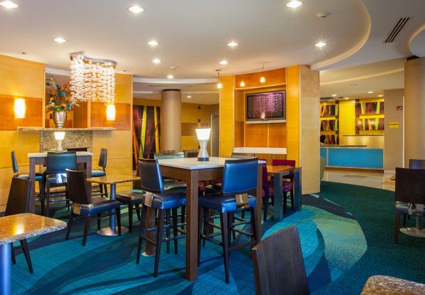 Lobby & Breakfast Area