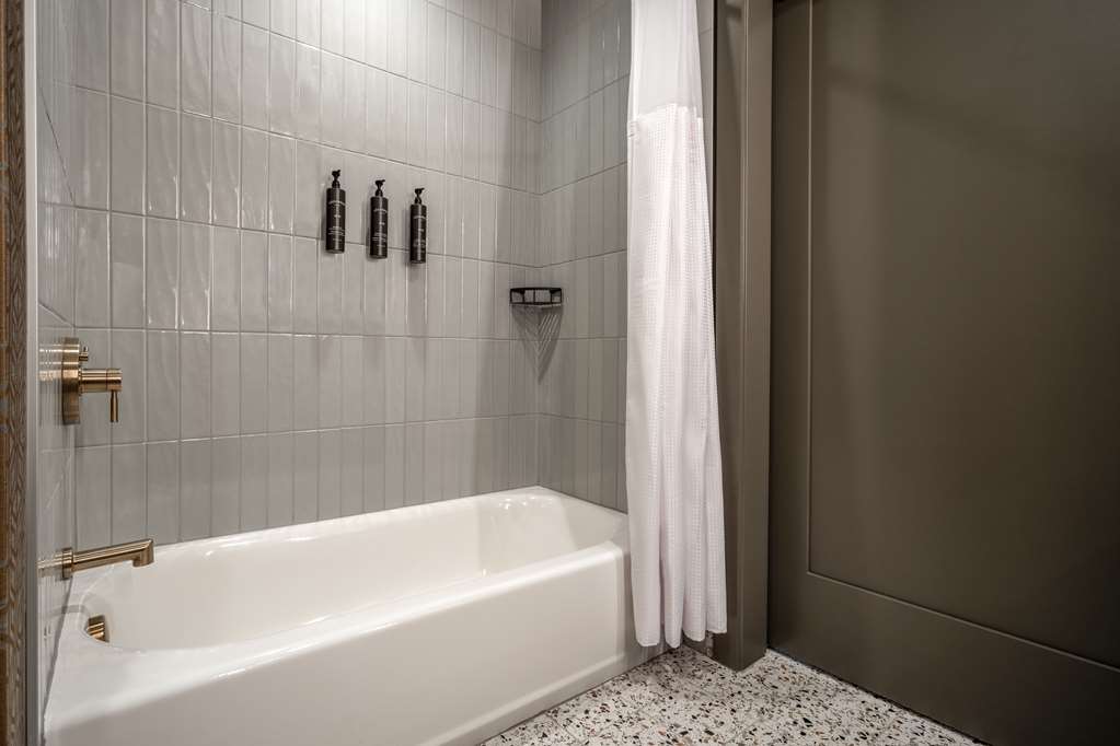 Guest room bath
