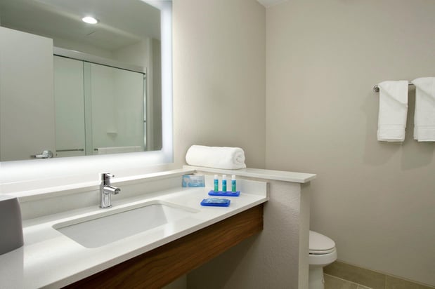 Images Holiday Inn Express & Suites Columbus North by IHG