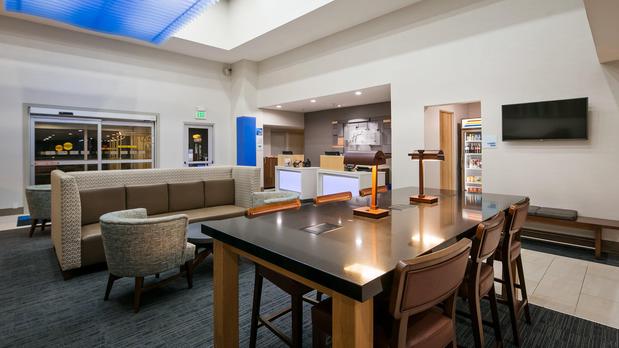 Images Holiday Inn Express & Suites Everett by IHG