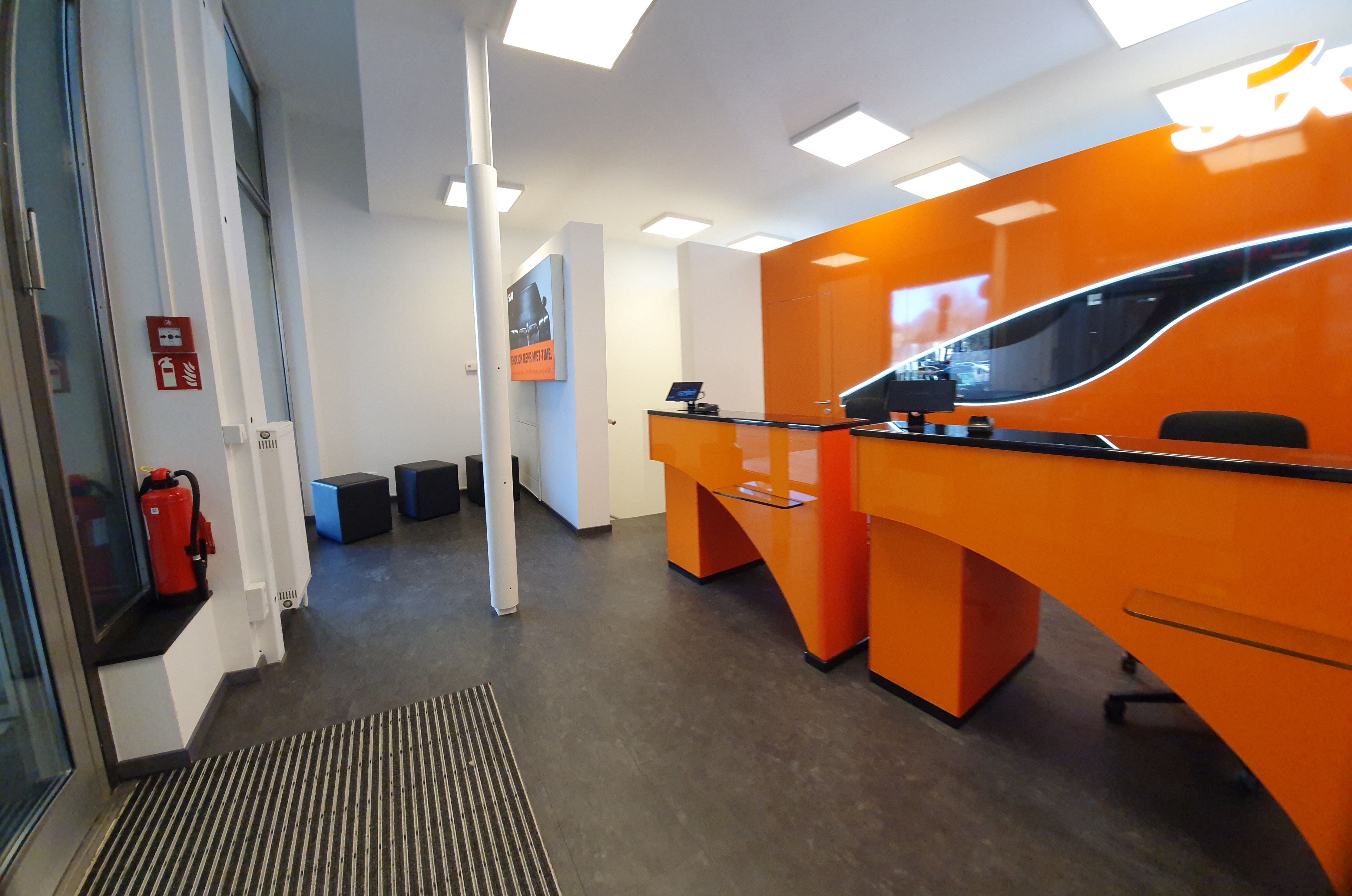 SIXT Autovermietung Kassel-Wilhelmshoehe Bahnhof, Willy-Brandt-Platz 1 in Kassel