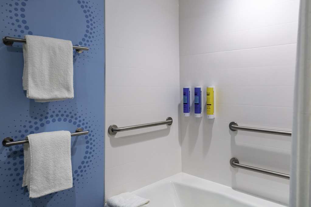 Guest room bath