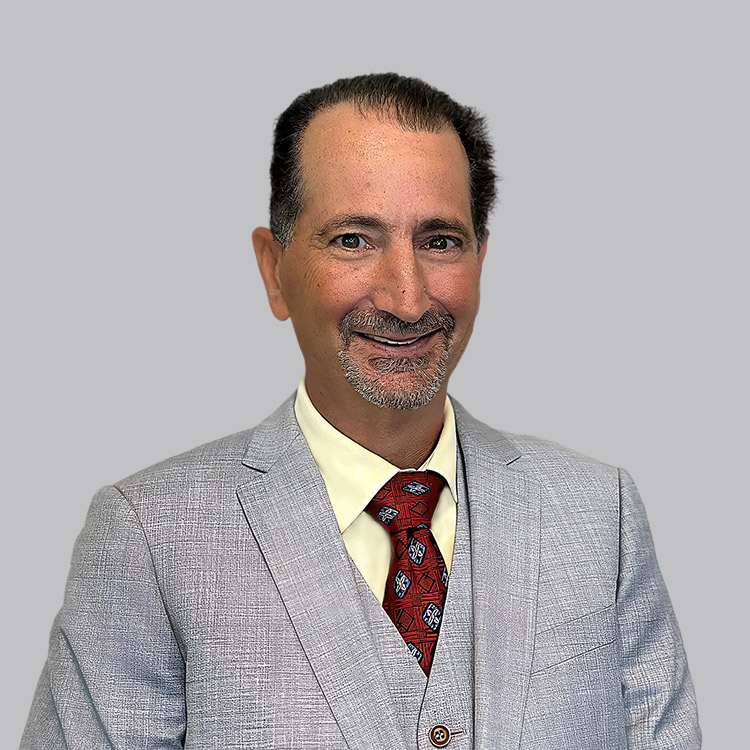 Headshot of Roy Leonard, a wealth advisor at Chase