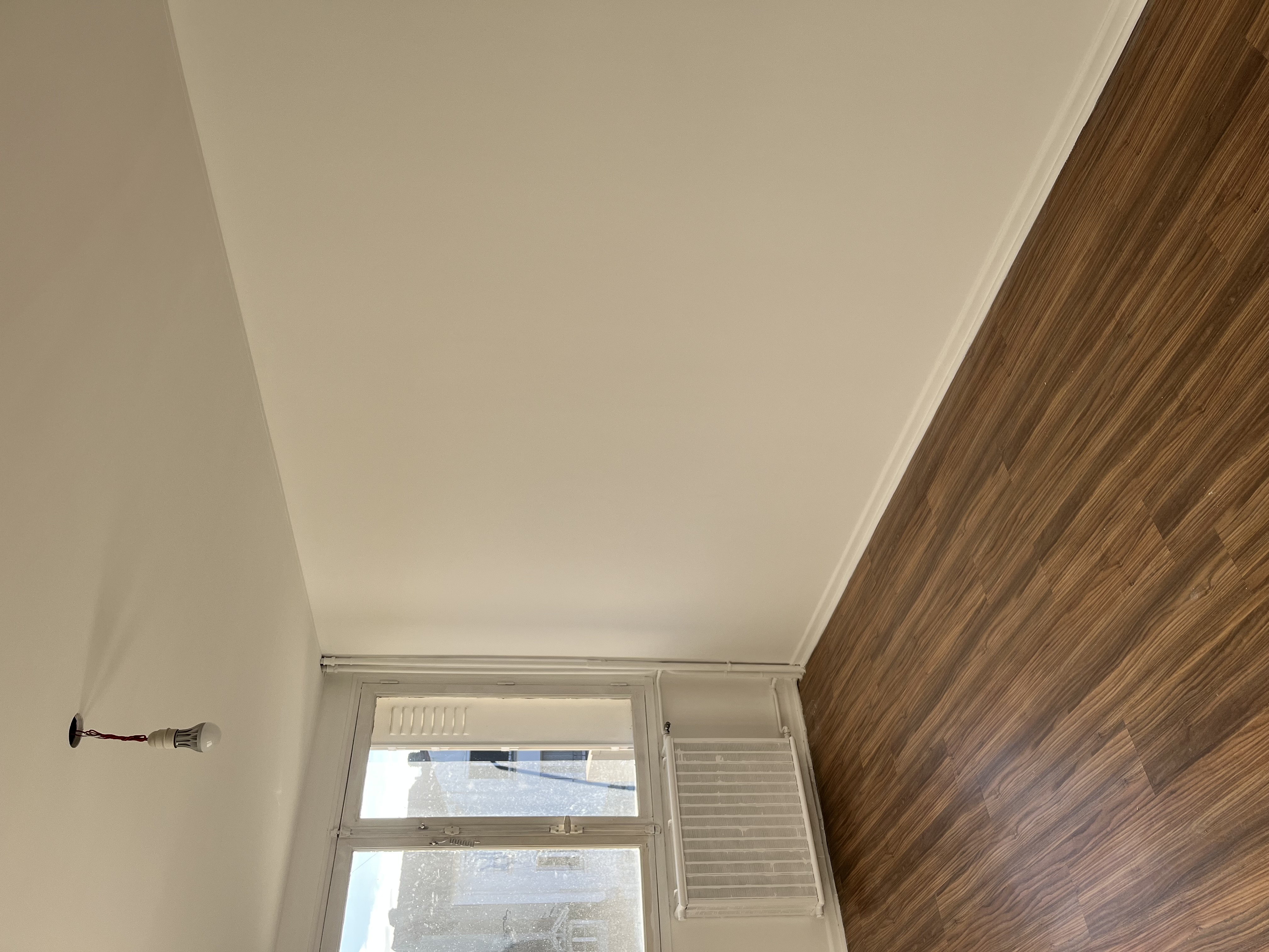 rénovation complète d'une pièce: peintre des murs