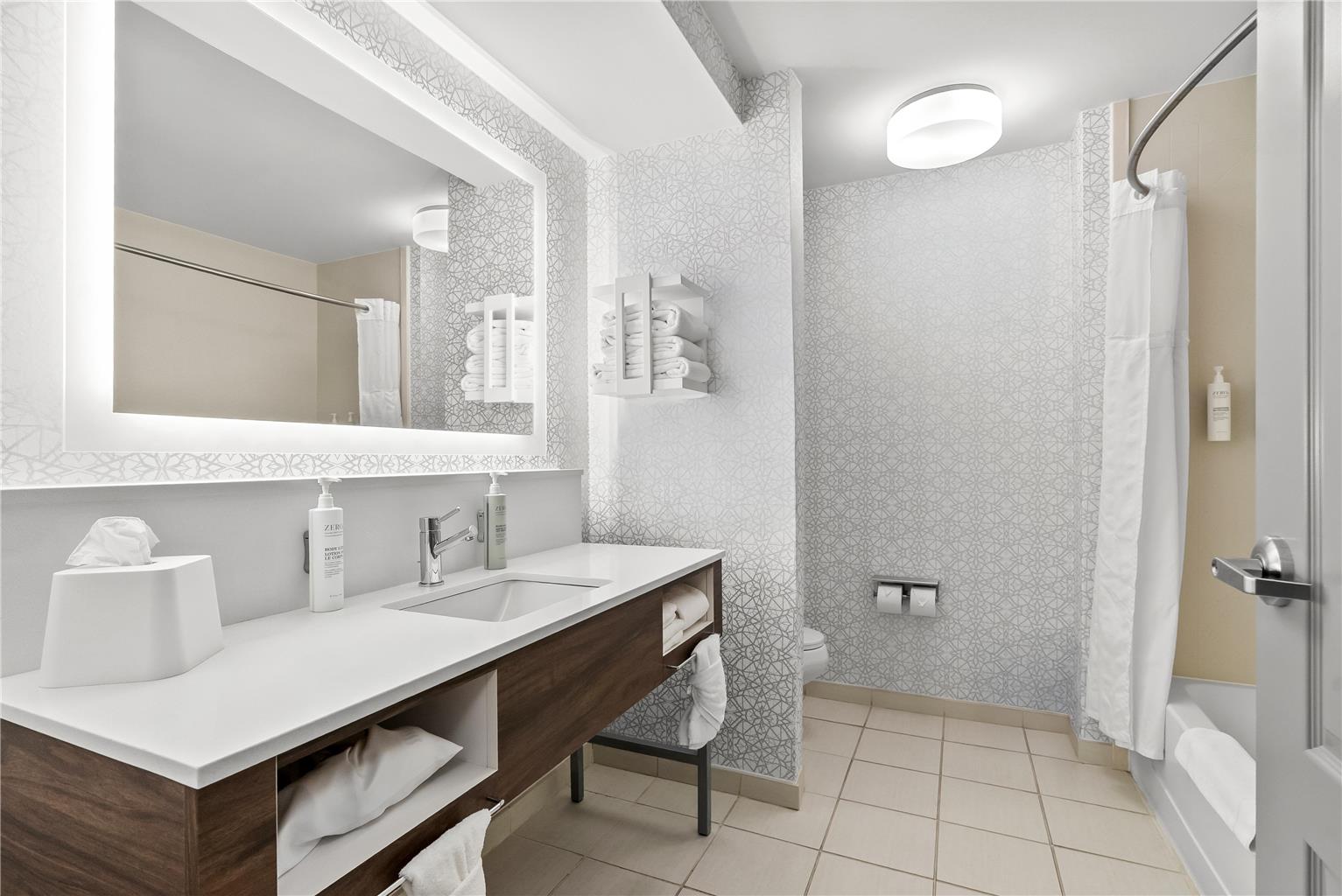 Guest room bath