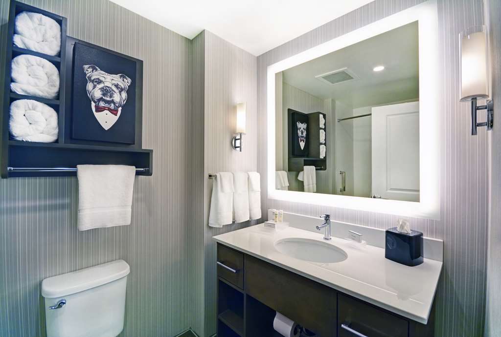 Guest room bath