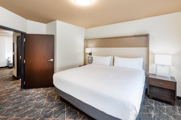 Images Holiday Inn & Suites Tulsa South by IHG