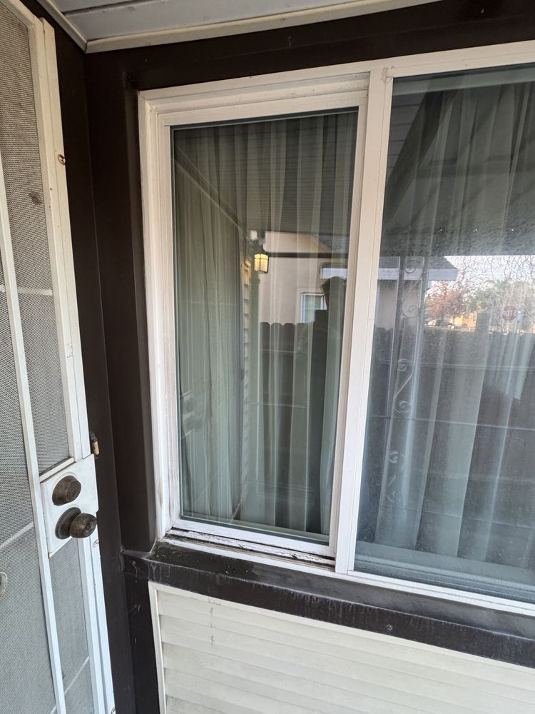 Epic Glass & Screen provides comprehensive residential window services focused on enhancing the beauty, comfort, and value of your home. From installations to upgrades, our expert team is dedicated to delivering high-quality solutions that meet your expectations, ensuring your windows look great and perform at their best.