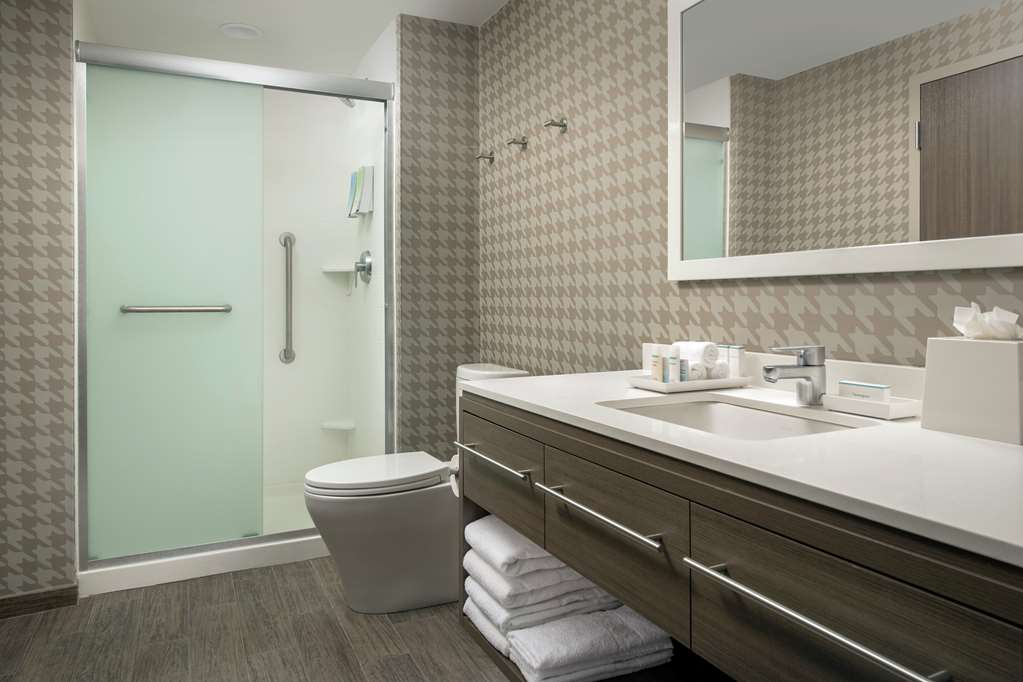 Guest room bath