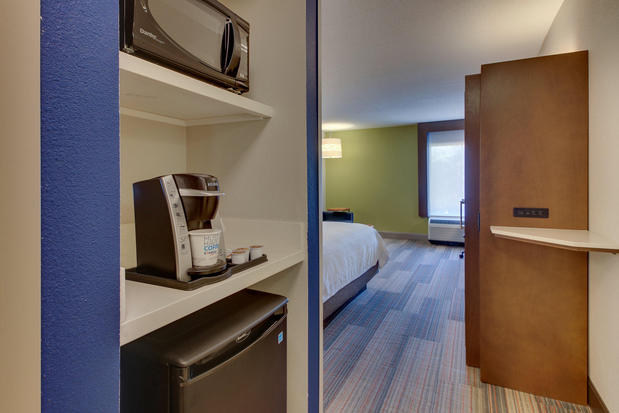 Images Holiday Inn Express & Suites Atlanta N-Perimeter Mall Area by IHG