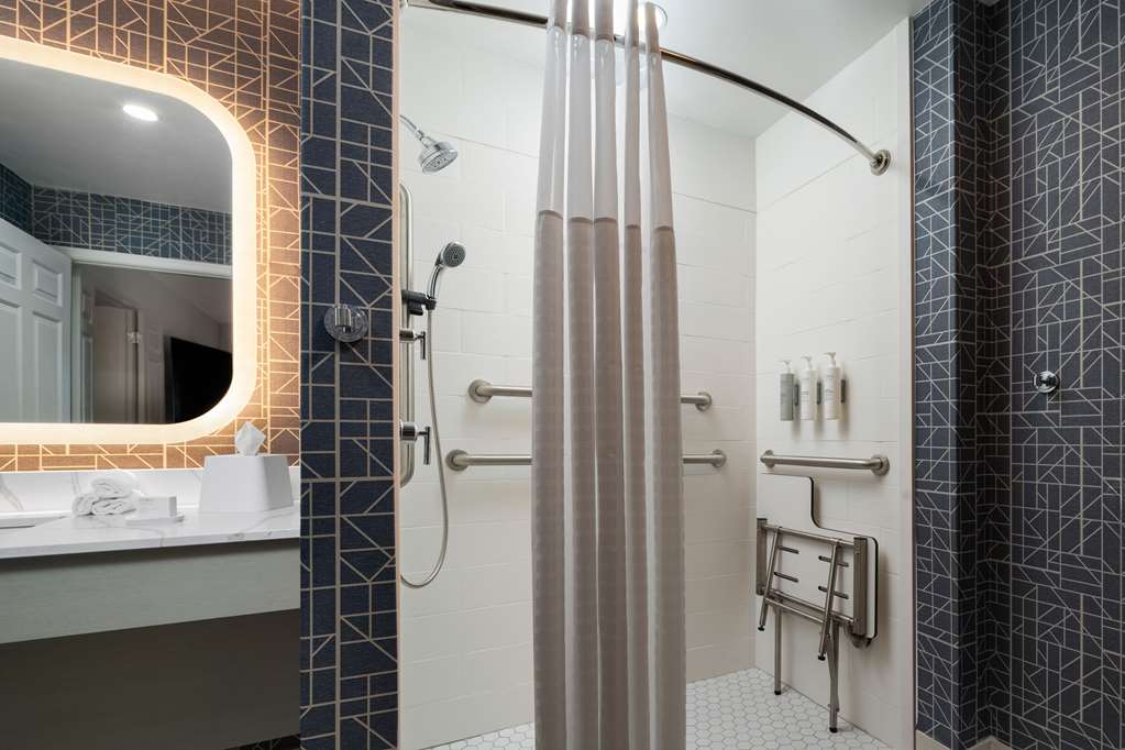 Guest room bath