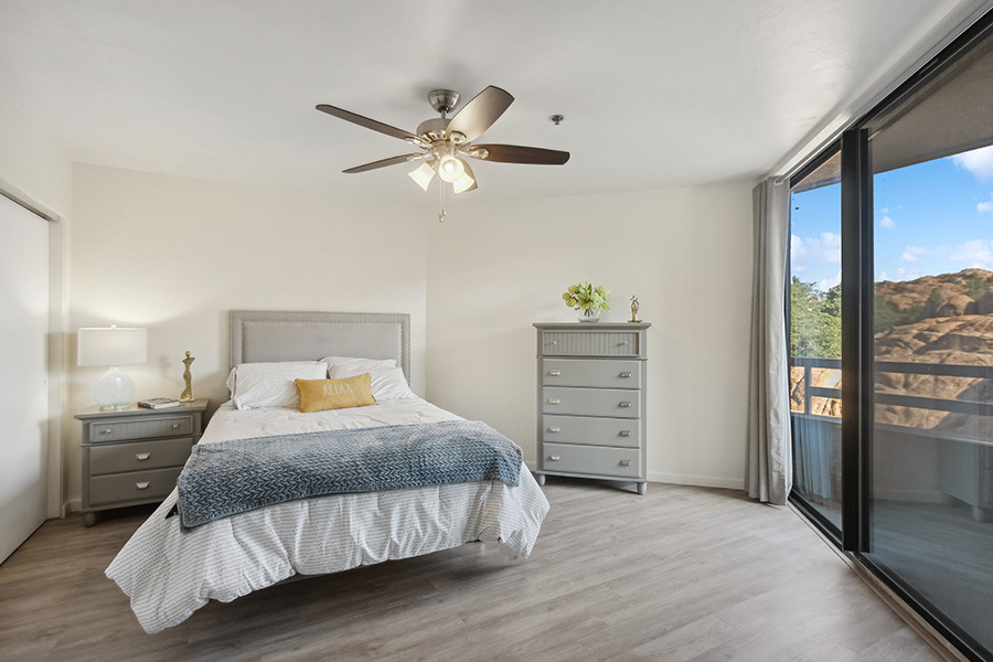 Granite Gate Senior Living model apartment bedroom