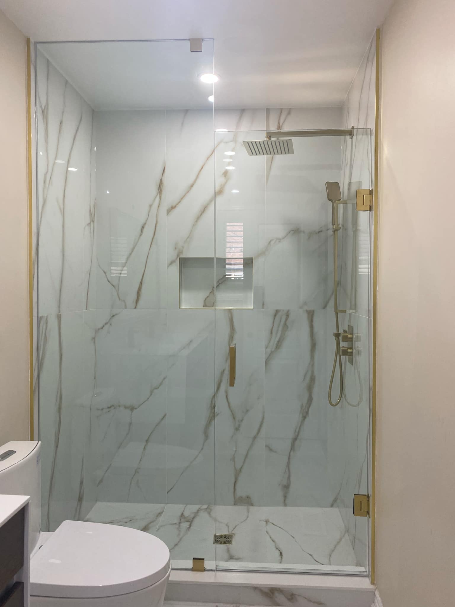 Images Markham Glass & Mirror