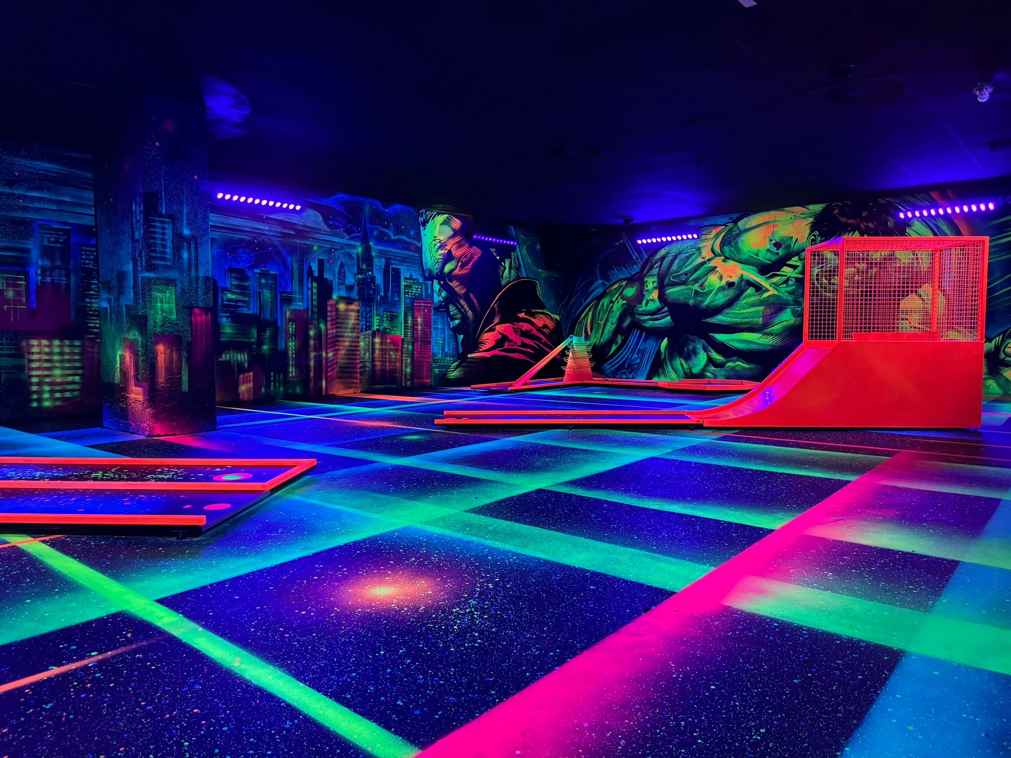 GlowZone 4D Schwarzlicht Minigolf Essen - West Borbeck, Wüstenhöferstraße 234 in Essen