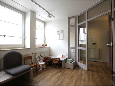 Herr Dr. med. dent. Manfred Kreitschik, Mühlenstr. 18 in Elmshorn
