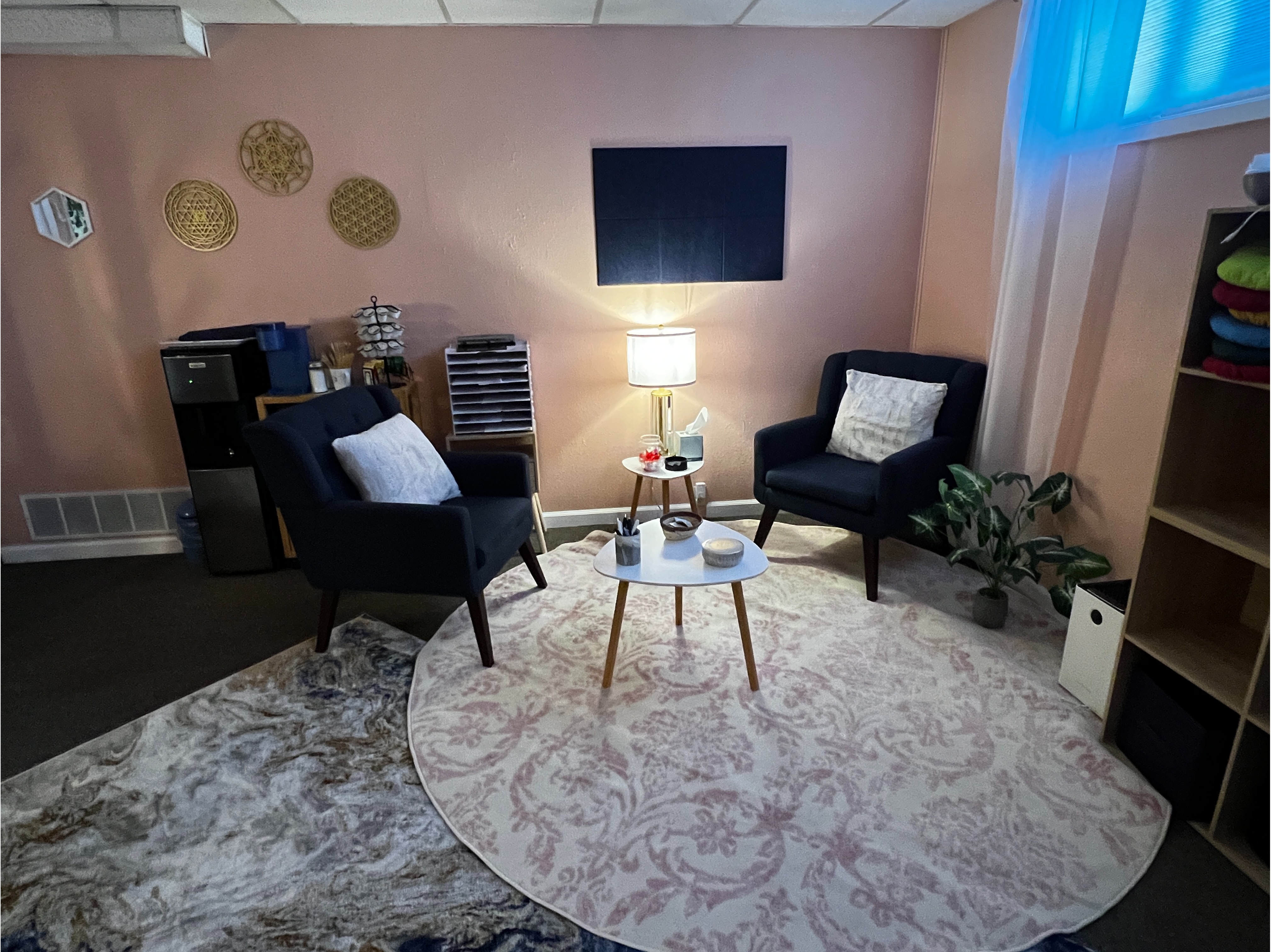 Client Seating Area:  Comfortable client seating area inside Lynne Coaching & Hypnosis featuring a peaceful, relaxing atmosphere designed for hypnosis, emotional healing, stress relief, and transformational coaching sessions.
