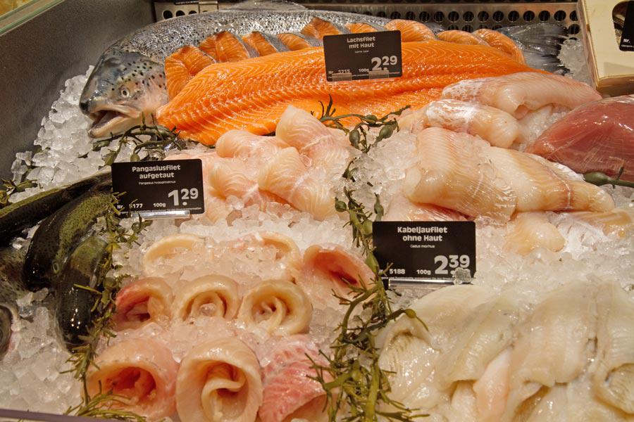 FISCHTHEKE
Bei uns im Markt bekommen Sie leckere Lachsfilets, schmackhaftes Thunfischsteak und zarten Rotbarsch. Außerdem werden wir von der Forellenzucht Wuchner mit frischem Fisch beliefert.

Fisch ist dank seiner wertvollen Eiweißquelle ein wichtiger Bestandteil auf jedem Speiseplan.

Jederzeit können Sie Ihren Wunschfisch bei uns vorbestellen.