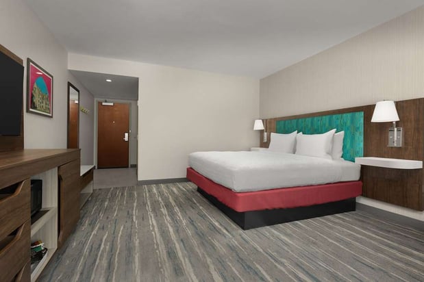 Images Hampton Inn & Suites Durham University Medical Center