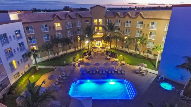 Images Holiday Inn Express & Suites Naples Downtown - 5th Avenue by IHG