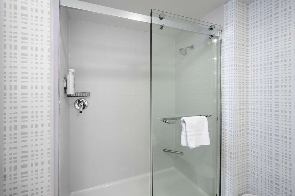 Guest room bath
