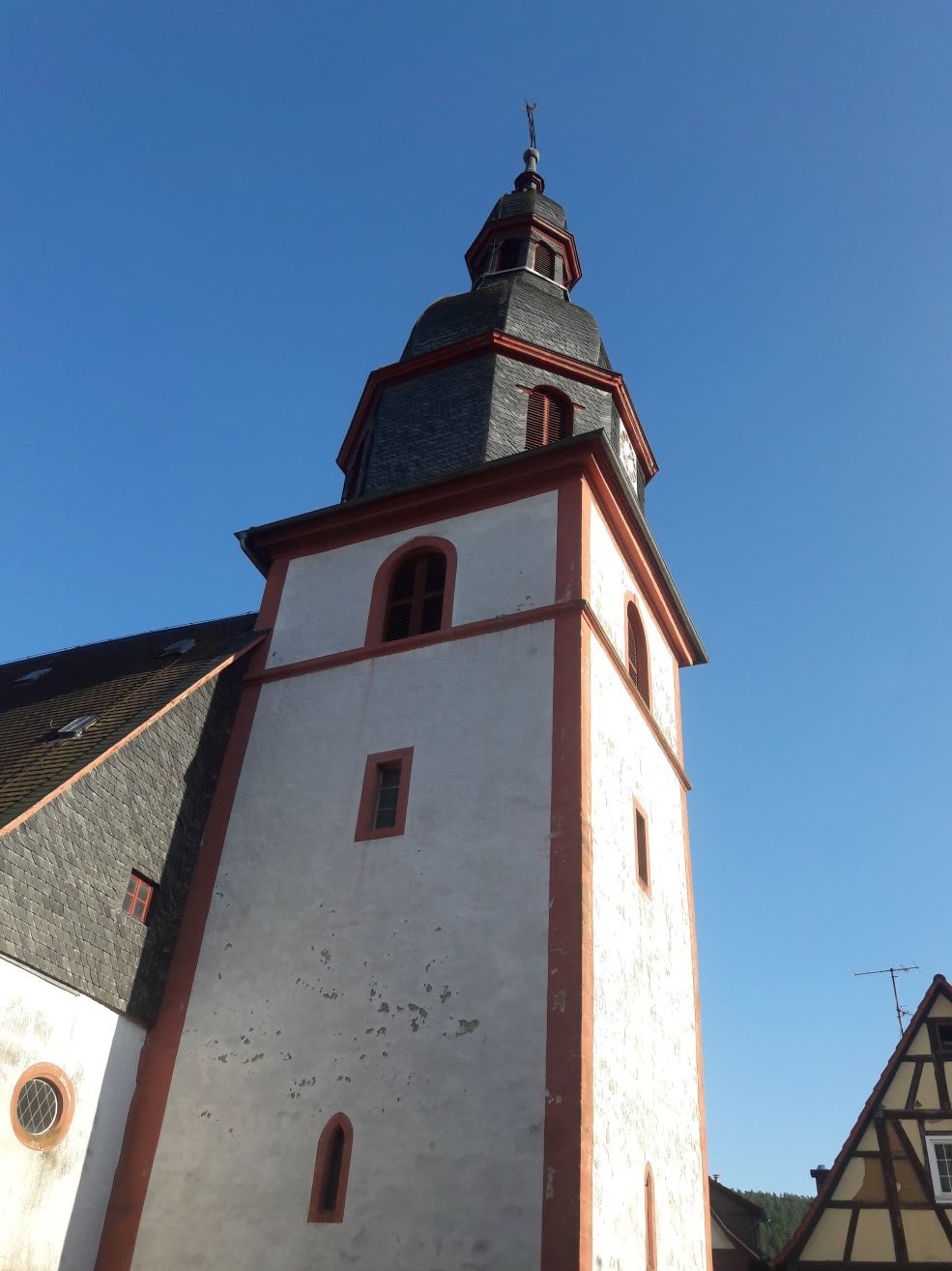 Die Kirche in Neustadt datiert sich an ihrem Turmeingang 1480. In der Zeit des 17./18.Jahrhunderts wurde die Kirche zu klein und in größeren Umbauarbeiten vergrößert. Dabei erhielt sie auch ihre barocke Ausgestaltung. Zu den Besonderheiten zählen ein noch