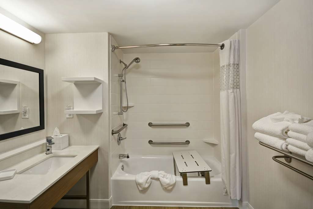 Guest room bath