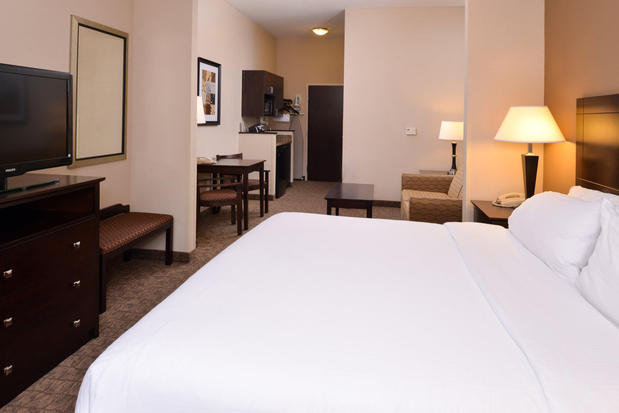 Images Holiday Inn Express & Suites Fairmont, an IHG Hotel