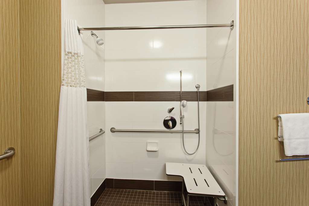Guest room bath