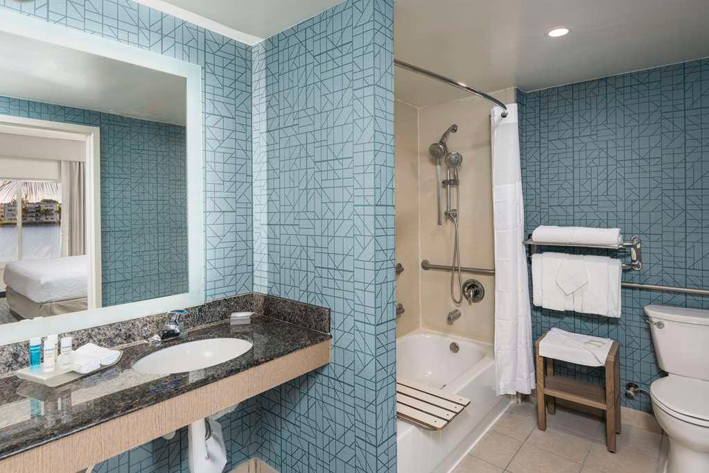 Guest room bath Homewood Suites by Hilton Miami-Airport/Blue Lagoon Miami (305)261-3335