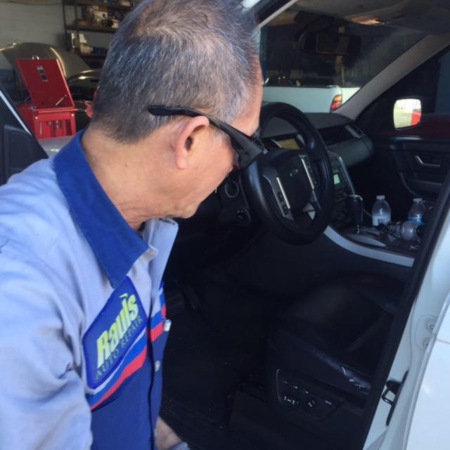 Mastertech Tai working on 2009 Range Rover seat problem like always he found the problem !