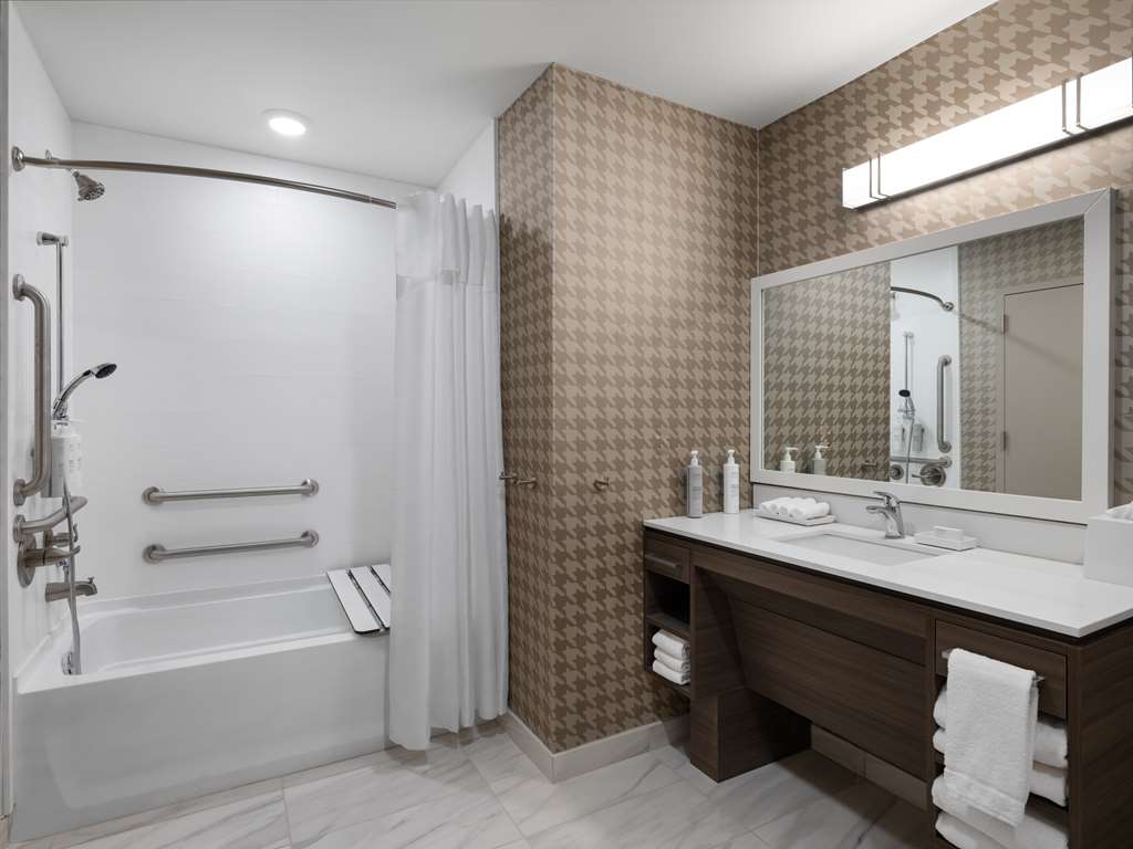 Guest room bath