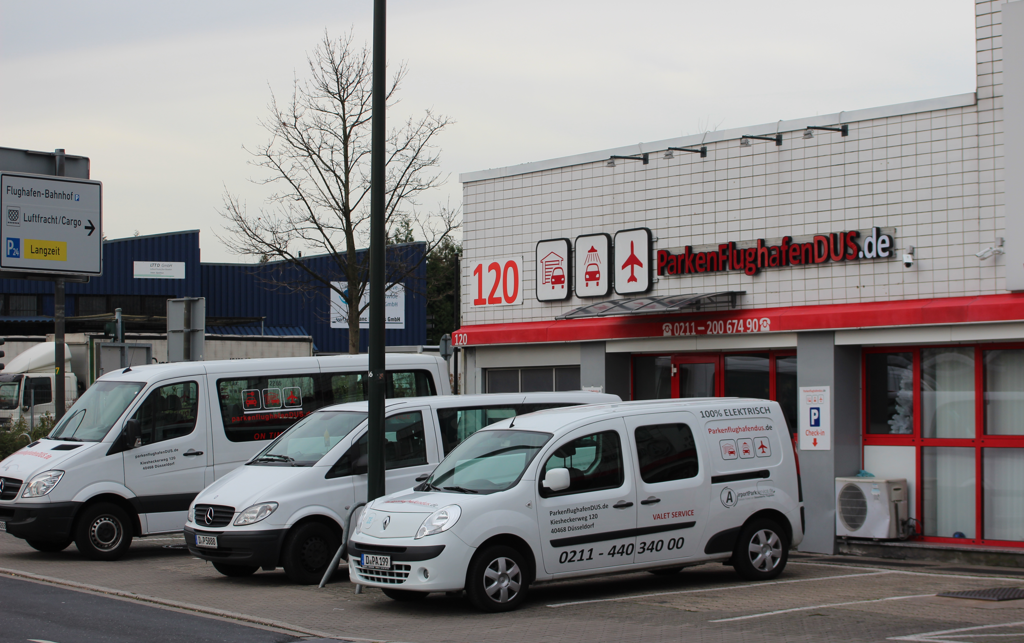 Parken Flughafen Dus, Kieshecker Weg 120 in Düsseldorf