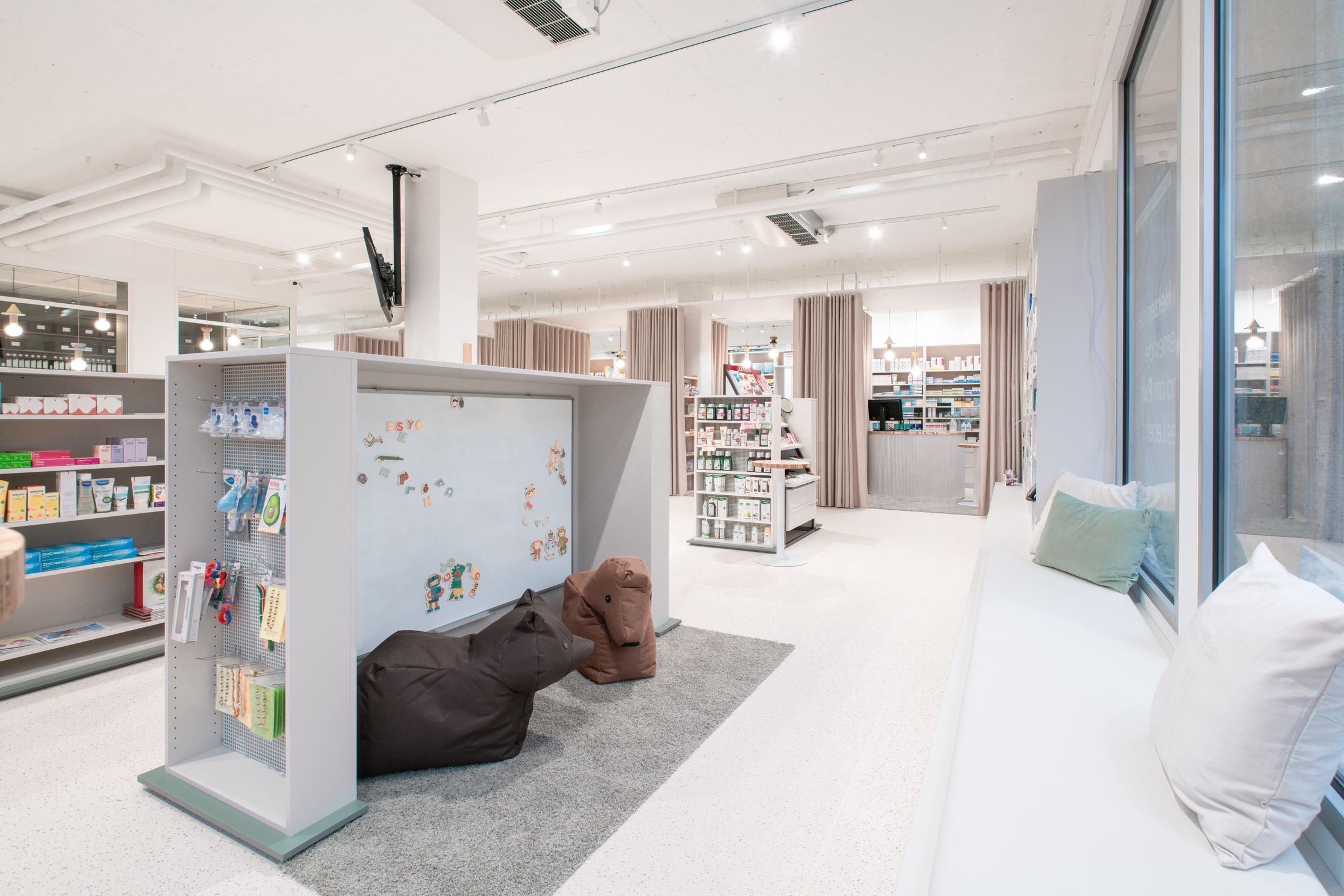 TopPharm Apotheke & Drogerie Brentano, Bruggerstrasse 11B in Wildegg