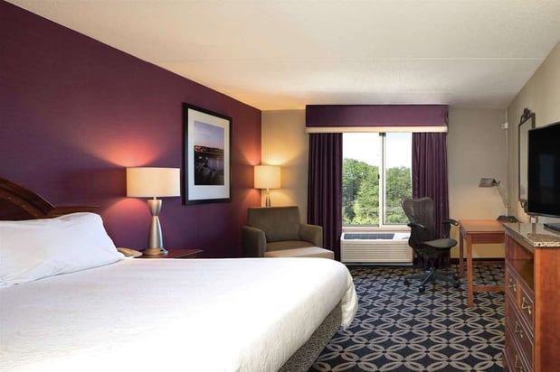 Images Hilton Garden Inn Auburn Riverwatch