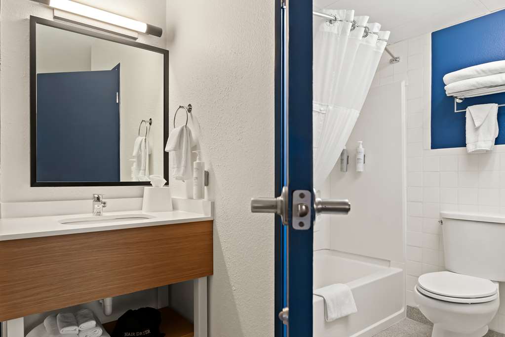 Guest room bath