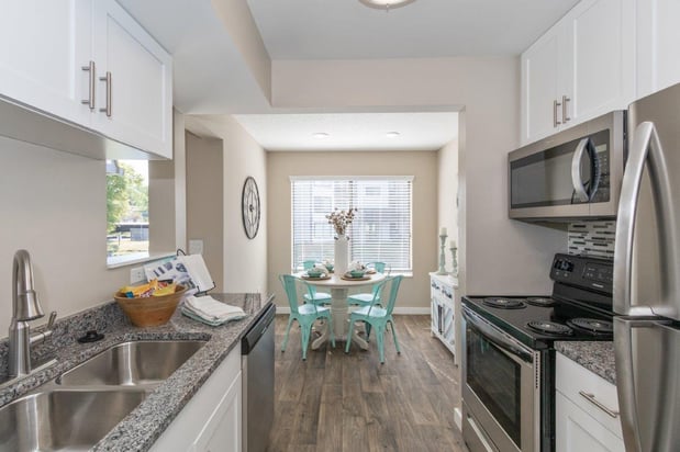 Images Lakeside Crossing at Eagle Creek Apartments and Townhomes