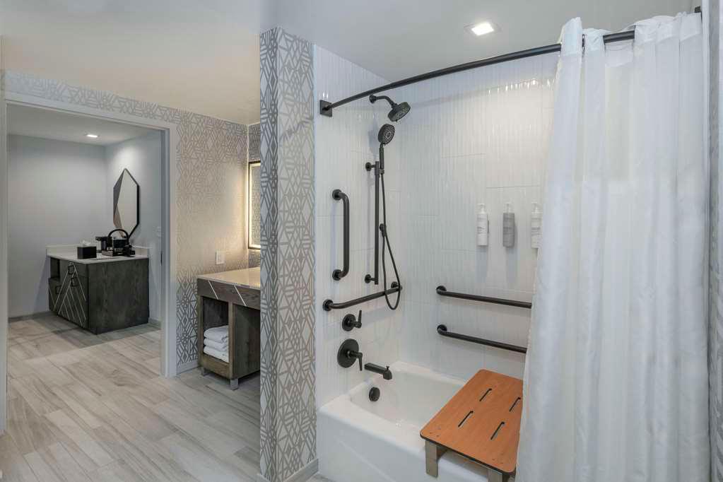 Guest room bath