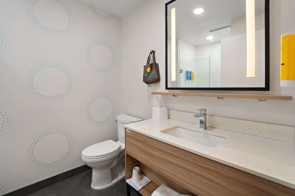 Guest room bath